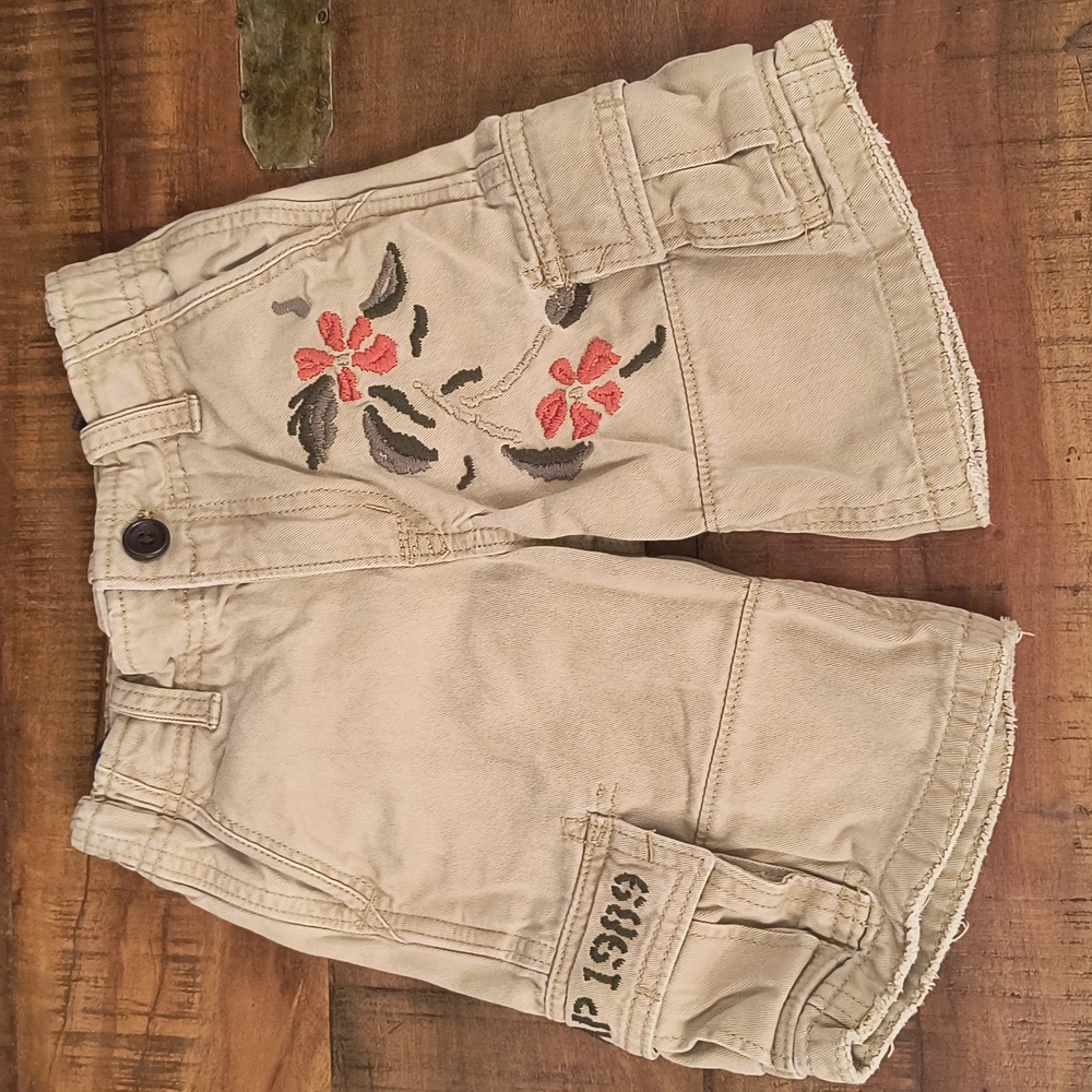 GAP khaki embroidered cargo shorts 4Y